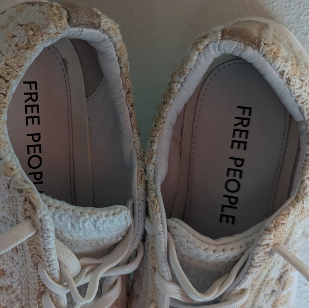 Free People Sneakers Shoes Catch Me If You Can Crochet Flower Women's Sz 7.5 NEW - Picture 12 of 12